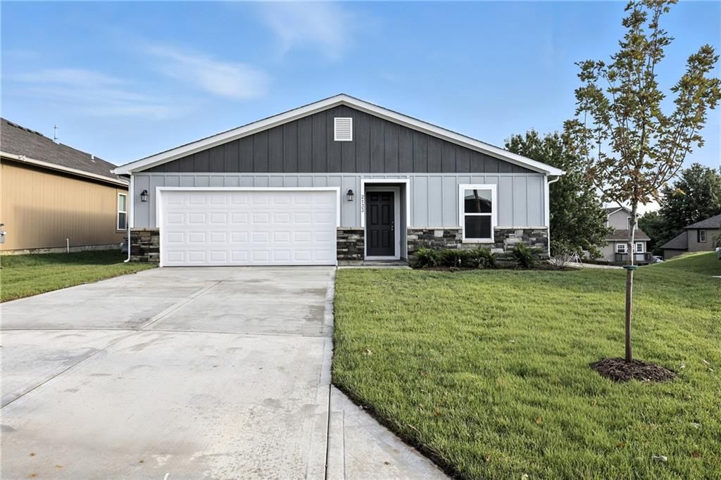 2133 Brook Ridge Circle, Tonganoxie, KS 66086