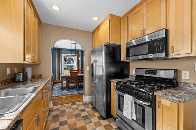 1677 Thomas Avenue, Saint Paul, MN 55104