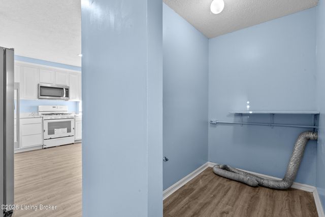 5611 Mary Ellen Dr, Louisville, KY 40214
