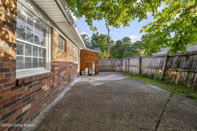 5611 Mary Ellen Dr, Louisville, KY 40214