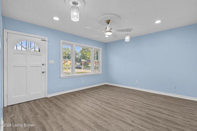 5611 Mary Ellen Dr, Louisville, KY 40214