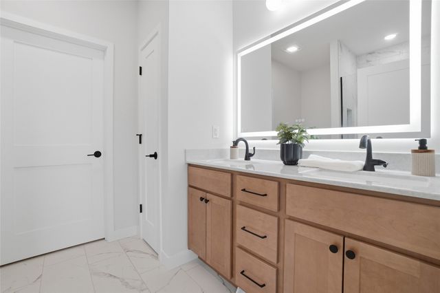 892 Silver Ln, Iowa City, IA 52245