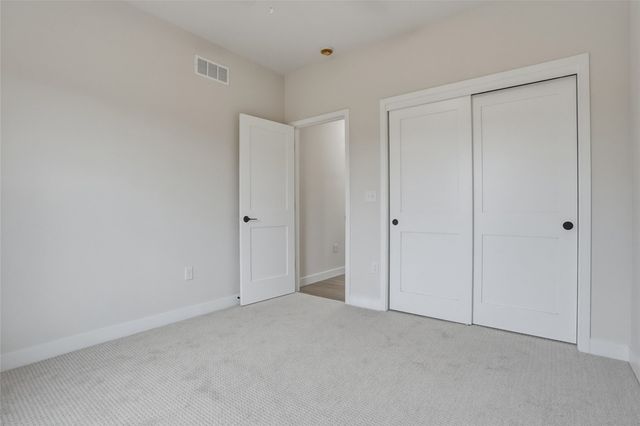 892 Silver Ln, Iowa City, IA 52245