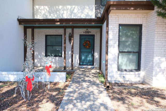 393 FENWICK DR., Windcrest, TX 78239