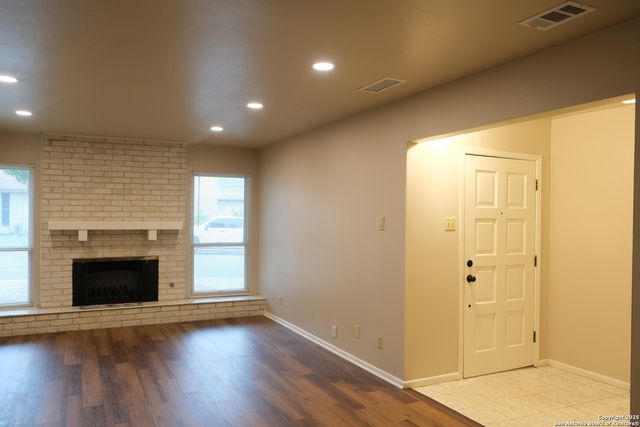 393 FENWICK DR., Windcrest, TX 78239