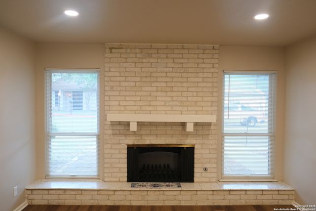 393 FENWICK DR., Windcrest, TX 78239