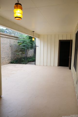 393 FENWICK DR., Windcrest, TX 78239