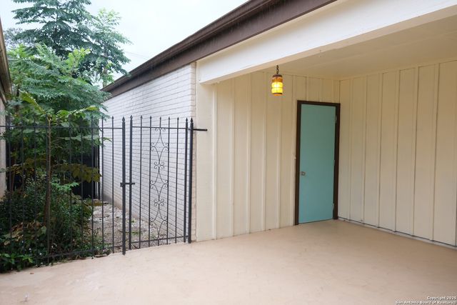 393 FENWICK DR., Windcrest, TX 78239