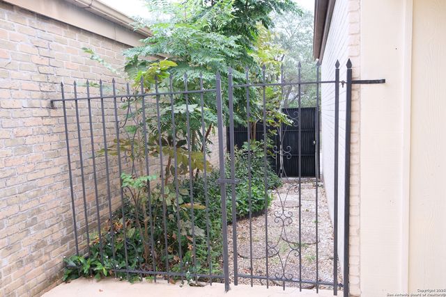 393 FENWICK DR., Windcrest, TX 78239