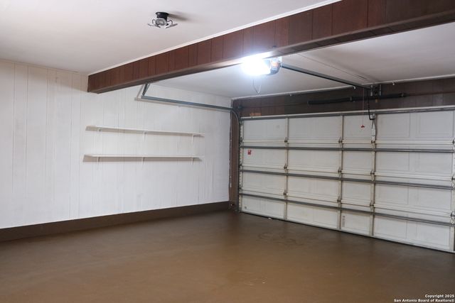 393 FENWICK DR., Windcrest, TX 78239