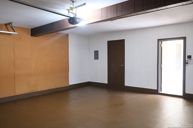 393 FENWICK DR., Windcrest, TX 78239