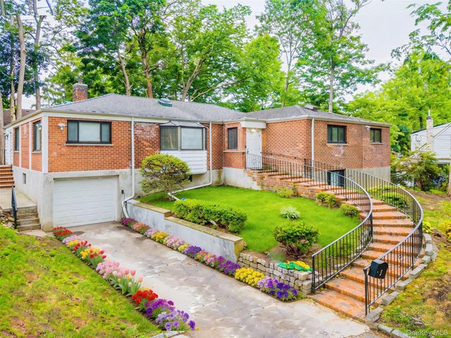 5 Bellingham Lane, Great Neck, NY 11023