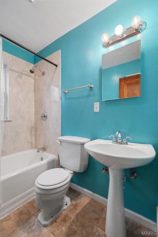 707 Bellavilla Drive, Bella Villa, MO 63125