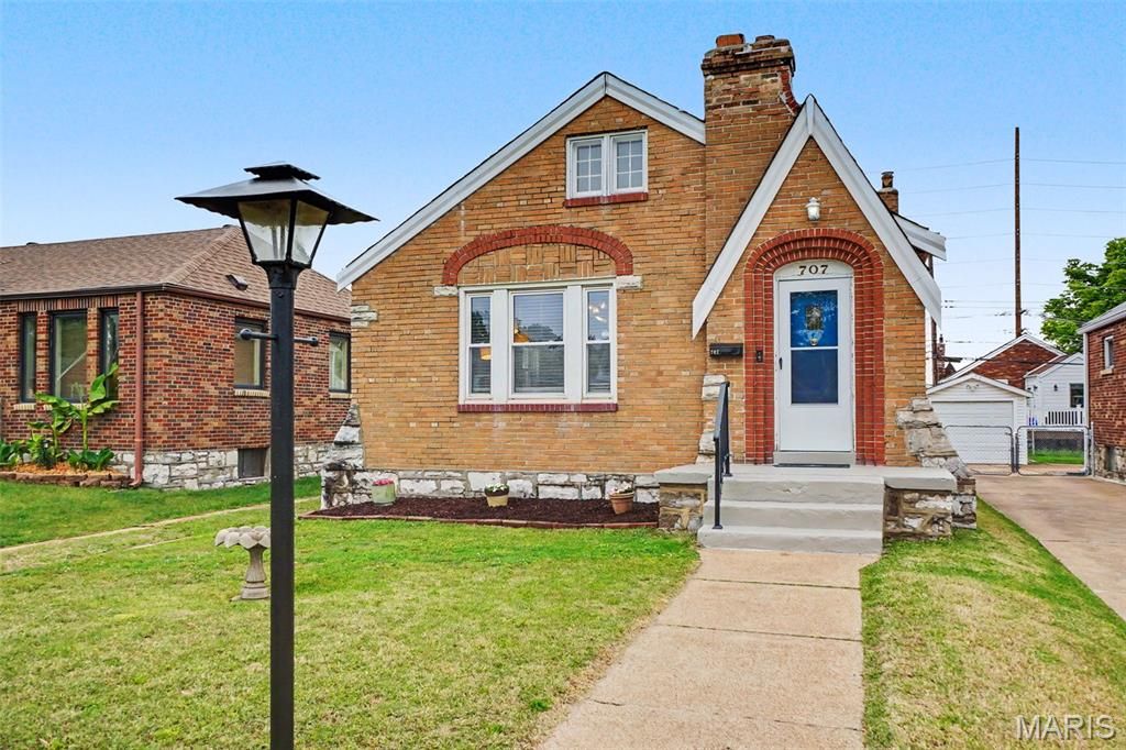 707 Bellavilla Drive, Bella Villa, MO 63125