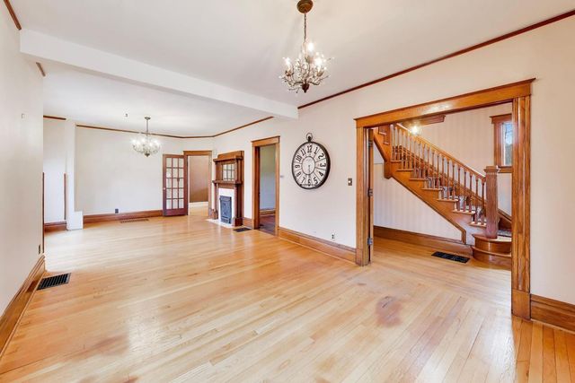 311 Brainerd Avenue, Libertyville, IL 60048