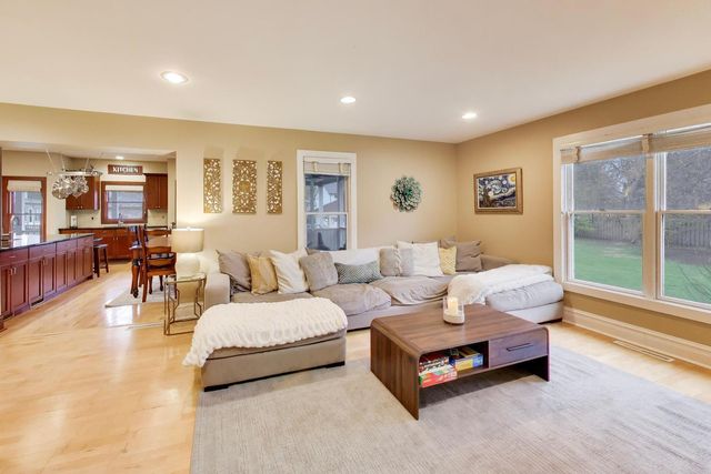 311 Brainerd Avenue, Libertyville, IL 60048