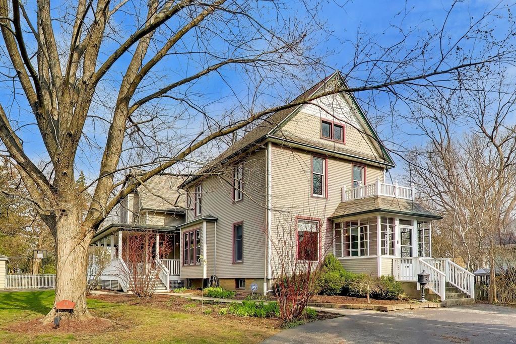 311 Brainerd Avenue, Libertyville, IL 60048