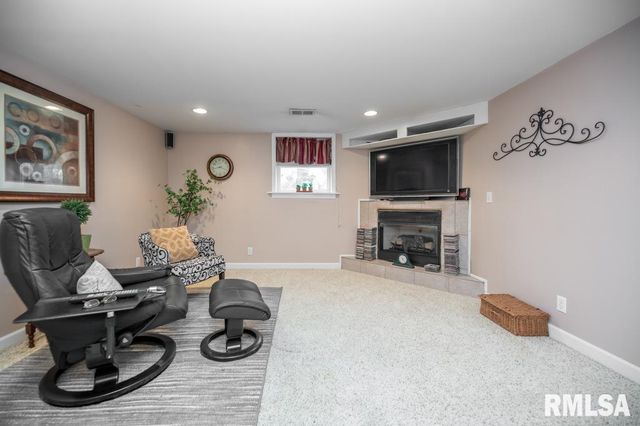 6407 N ROBINWOOD Drive, Peoria, IL 61614