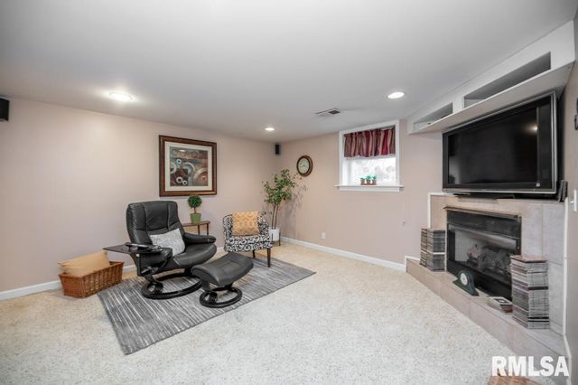 6407 N ROBINWOOD Drive, Peoria, IL 61614