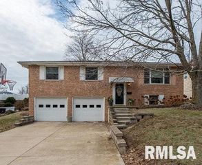 6407 N ROBINWOOD Drive, Peoria, IL 61614