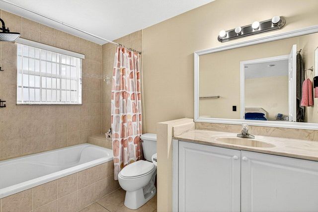 9090 NW 40th Place, Sunrise, FL 33351