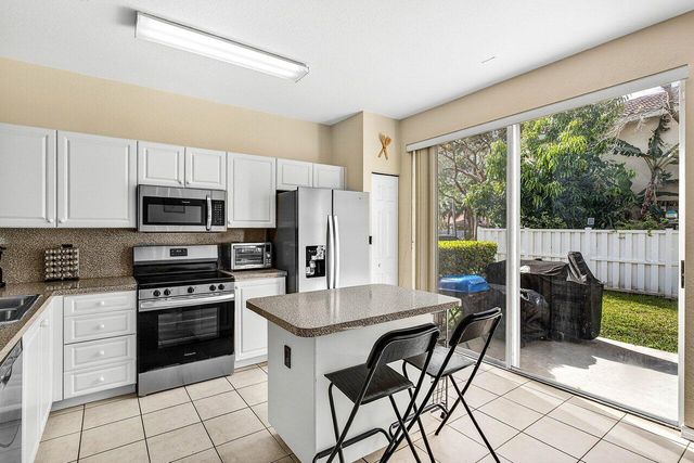 9090 NW 40th Place, Sunrise, FL 33351