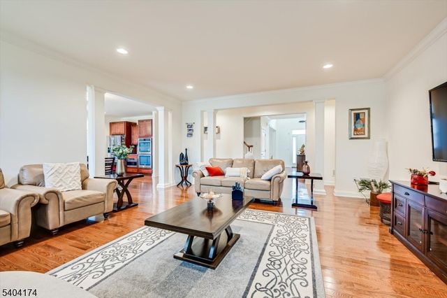 2 Eagle Ct, South Brunswick Twp., NJ 08852