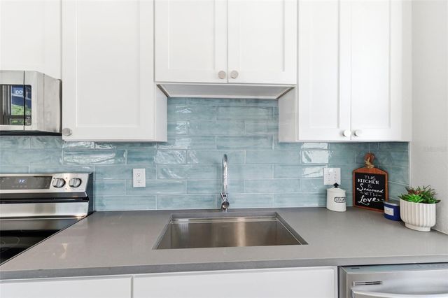 410 W LEMON STREET, Tarpon Springs, FL 34689