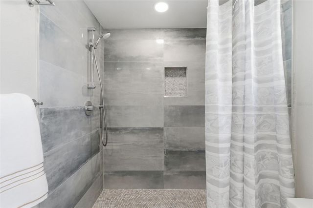 410 W LEMON STREET, Tarpon Springs, FL 34689