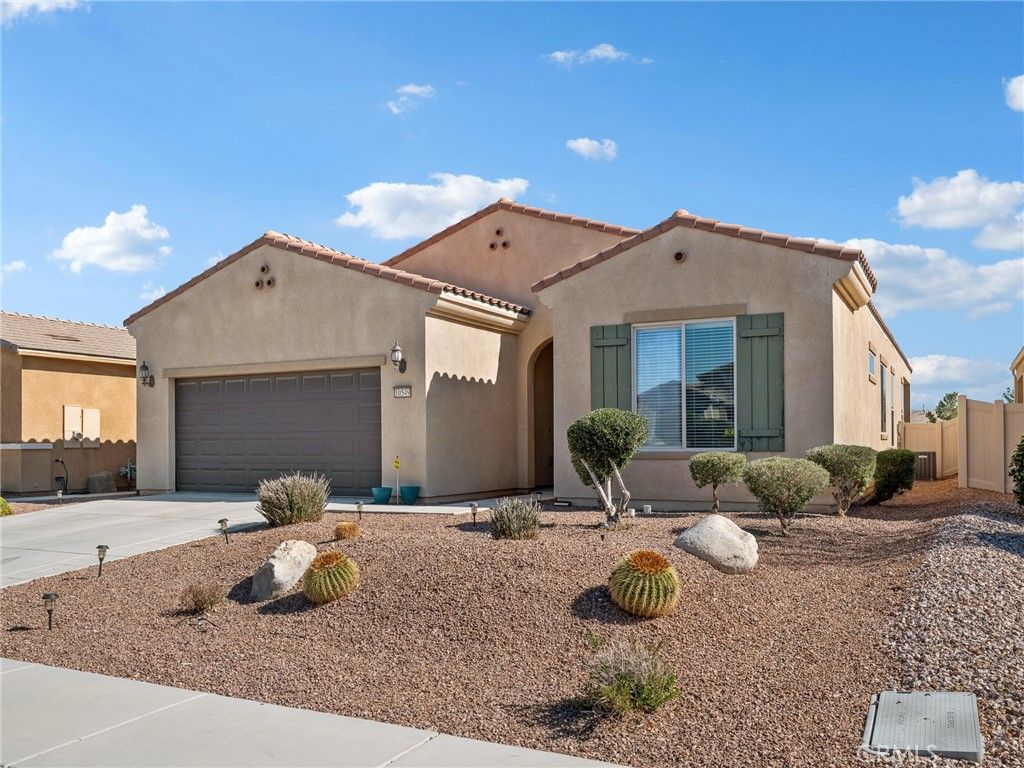 Image 3 of property listing at 10549 Green Valley Road, Apple Valley, CA 92308