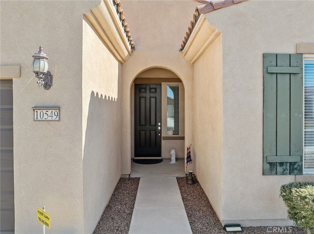 Image 4 of property listing at 10549 Green Valley Road, Apple Valley, CA 92308