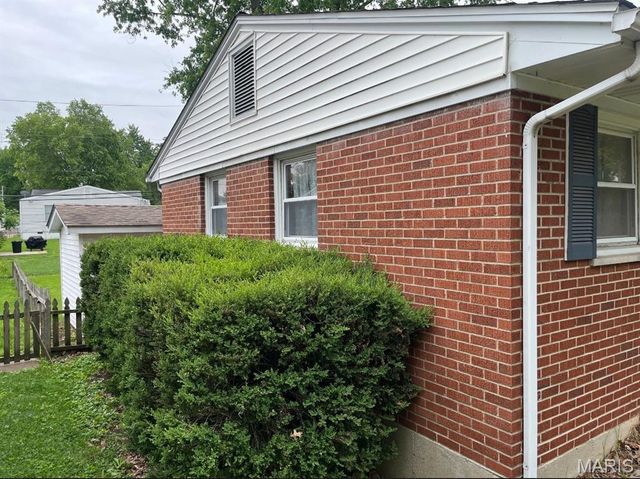 270 W Saint Anthony Lane, Florissant, MO 63031