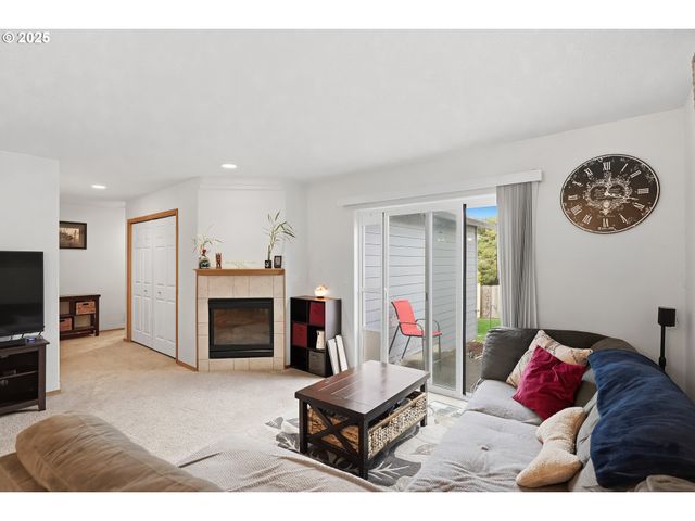 821 E HENRY Rd, Newberg, OR 97132