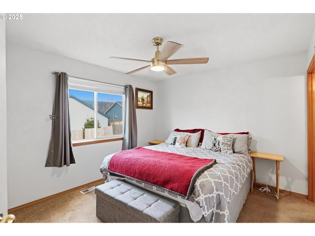 821 E HENRY Rd, Newberg, OR 97132