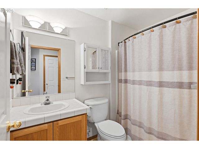 821 E HENRY Rd, Newberg, OR 97132