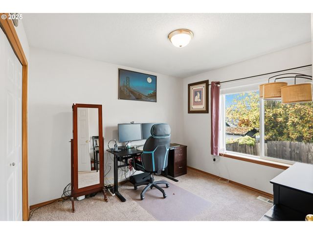 821 E HENRY Rd, Newberg, OR 97132