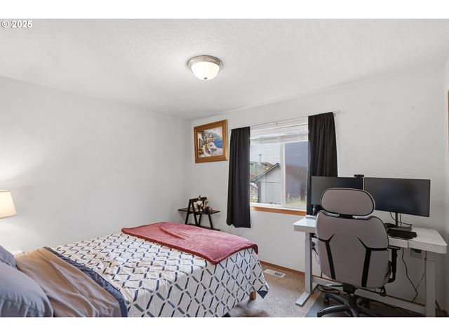 821 E HENRY Rd, Newberg, OR 97132