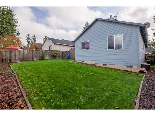 821 E HENRY Rd, Newberg, OR 97132