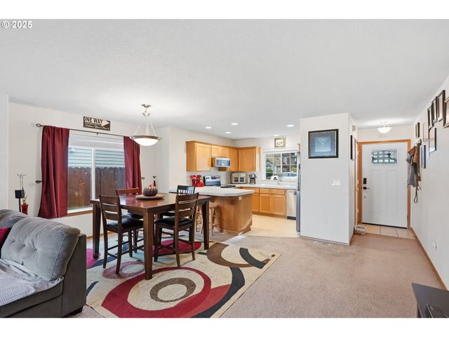 821 E HENRY Rd, Newberg, OR 97132