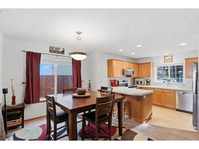 821 E HENRY Rd, Newberg, OR 97132