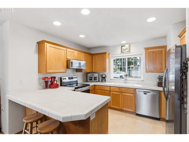 821 E HENRY Rd, Newberg, OR 97132