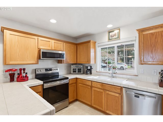 821 E HENRY Rd, Newberg, OR 97132