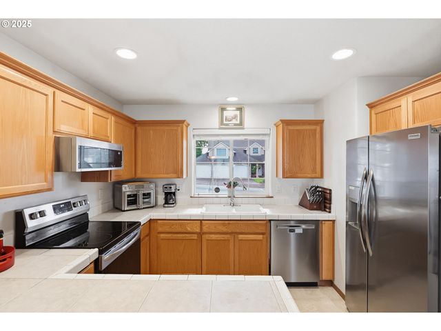 821 E HENRY Rd, Newberg, OR 97132