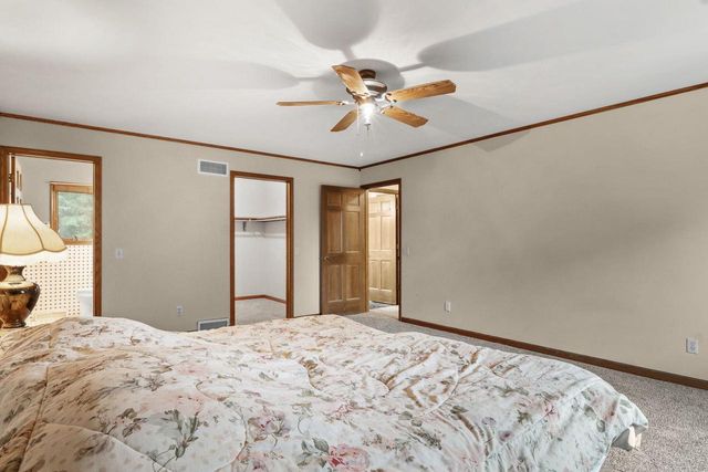 800 Clover Lane, Oregon, WI 53575