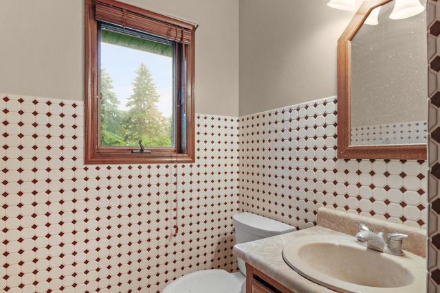 800 Clover Lane, Oregon, WI 53575