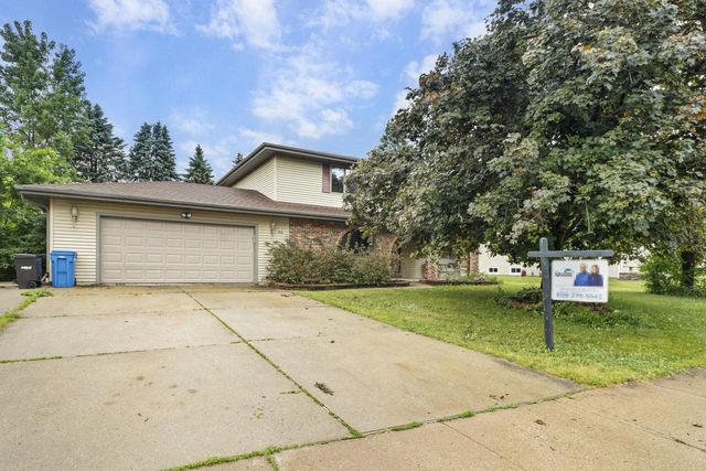 800 Clover Lane, Oregon, WI 53575