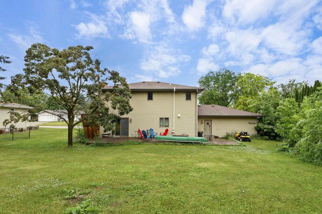 800 Clover Lane, Oregon, WI 53575