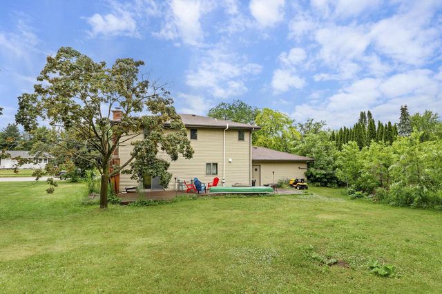 800 Clover Lane, Oregon, WI 53575