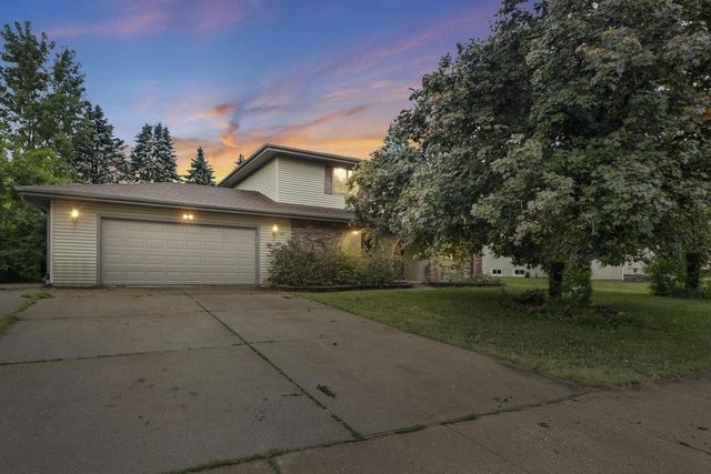 800 Clover Lane, Oregon, WI 53575