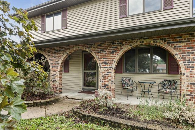 800 Clover Lane, Oregon, WI 53575